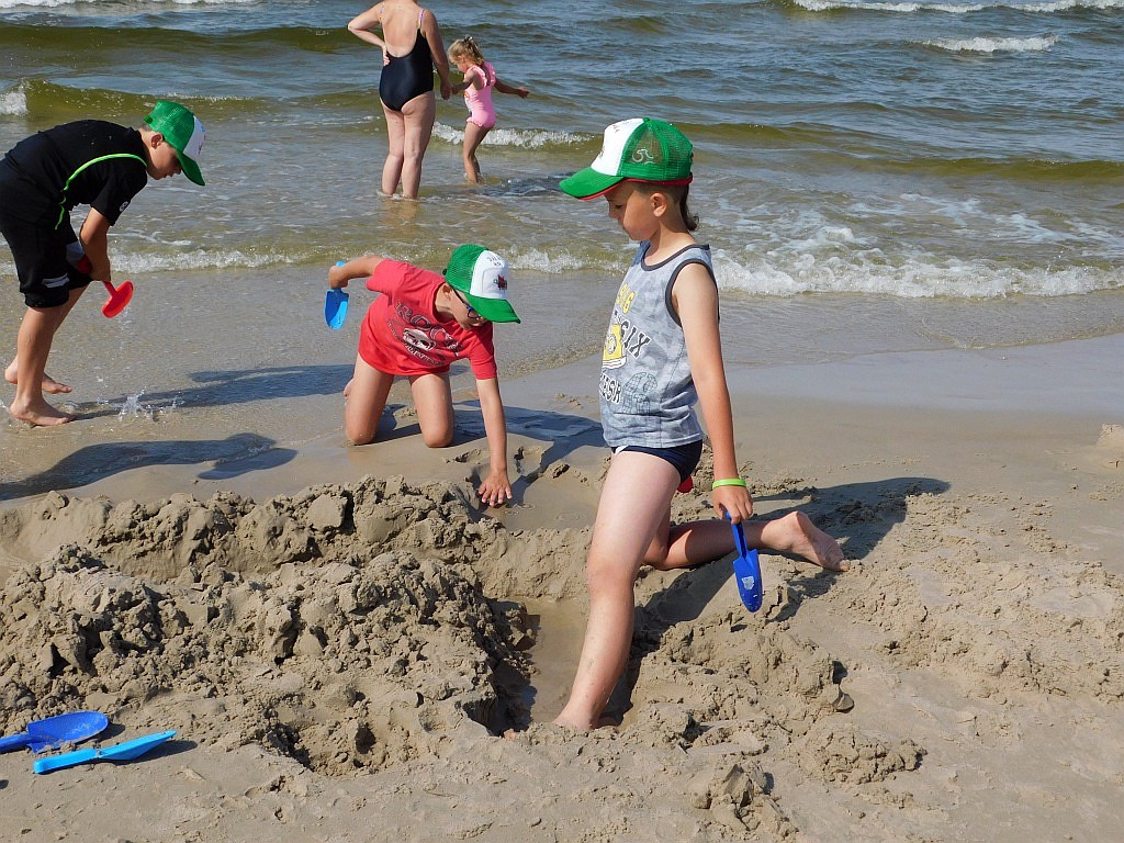 Kąpiele morskie i słoneczne na obozie Chomiak Event w Dźwirzynie