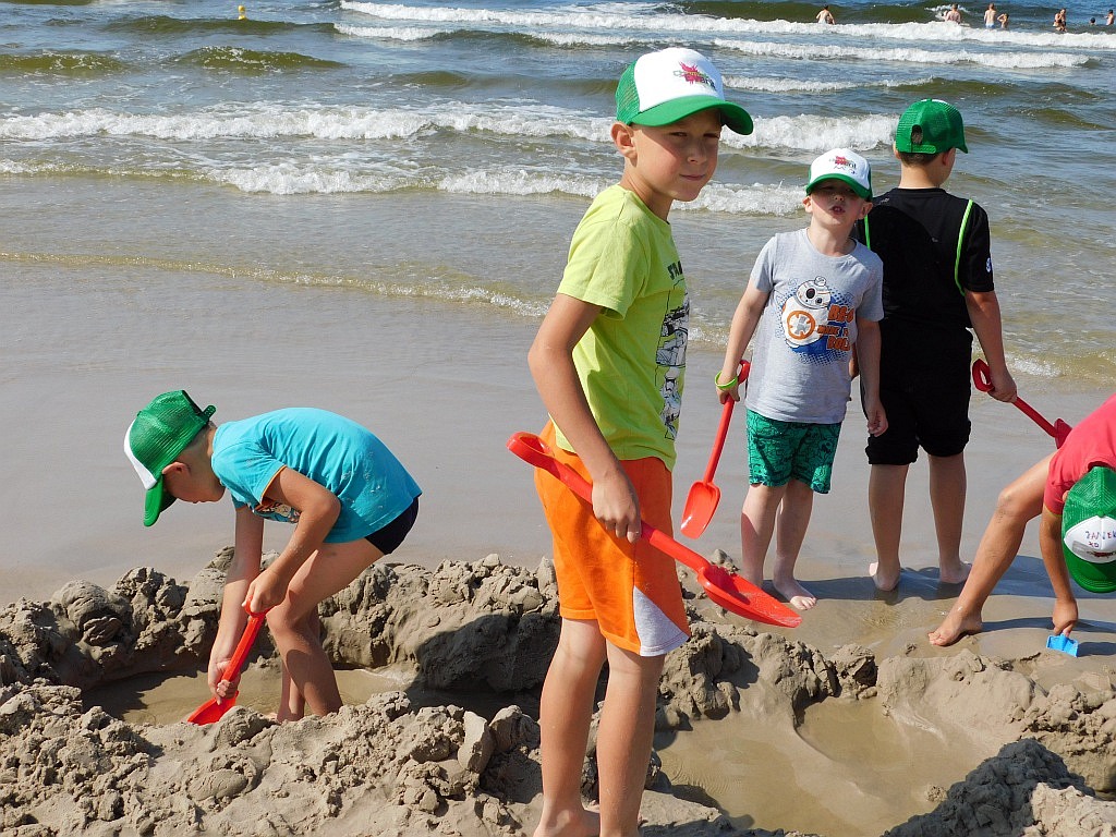 Kąpiele morskie i słoneczne na obozie Chomiak Event w Dźwirzynie