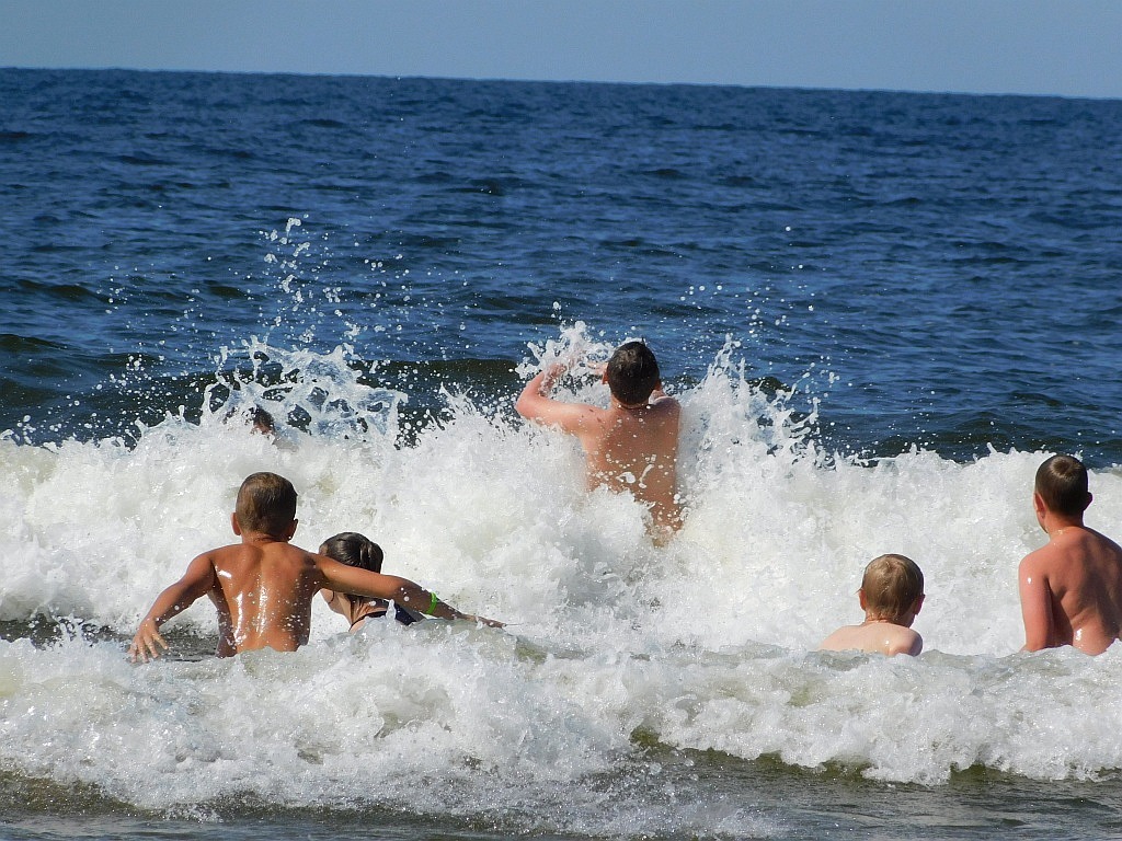 Kąpiele morskie i słoneczne na obozie Chomiak Event w Dźwirzynie