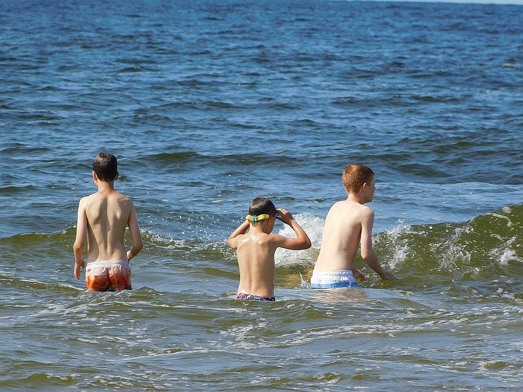Kąpiele morskie i słoneczne na obozie Chomiak Event w Dźwirzynie