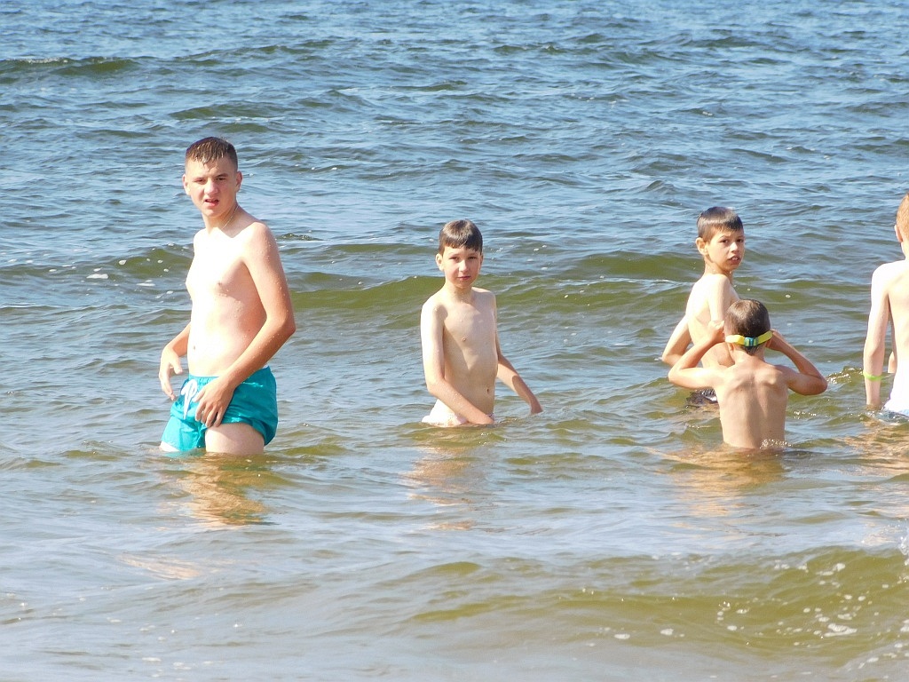 Kąpiele morskie i słoneczne na obozie Chomiak Event w Dźwirzynie