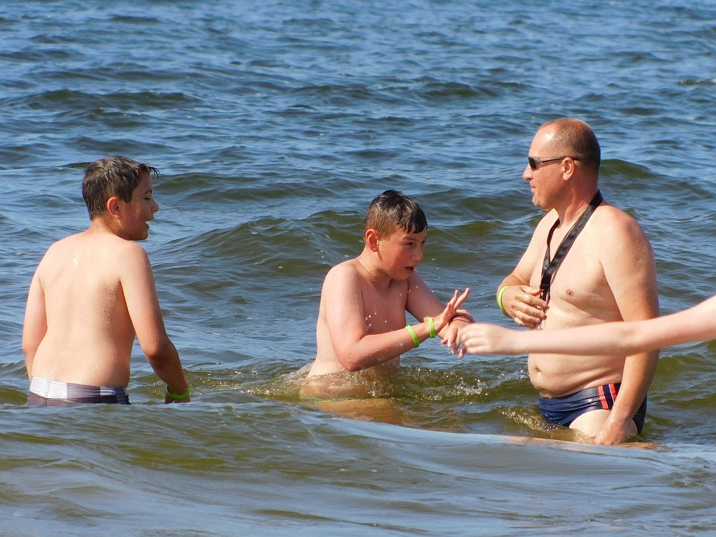 Kąpiele morskie i słoneczne na obozie Chomiak Event w Dźwirzynie
