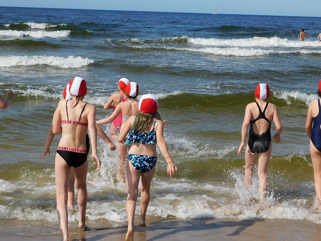 Kąpiele morskie i słoneczne na obozie Chomiak Event w Dźwirzynie