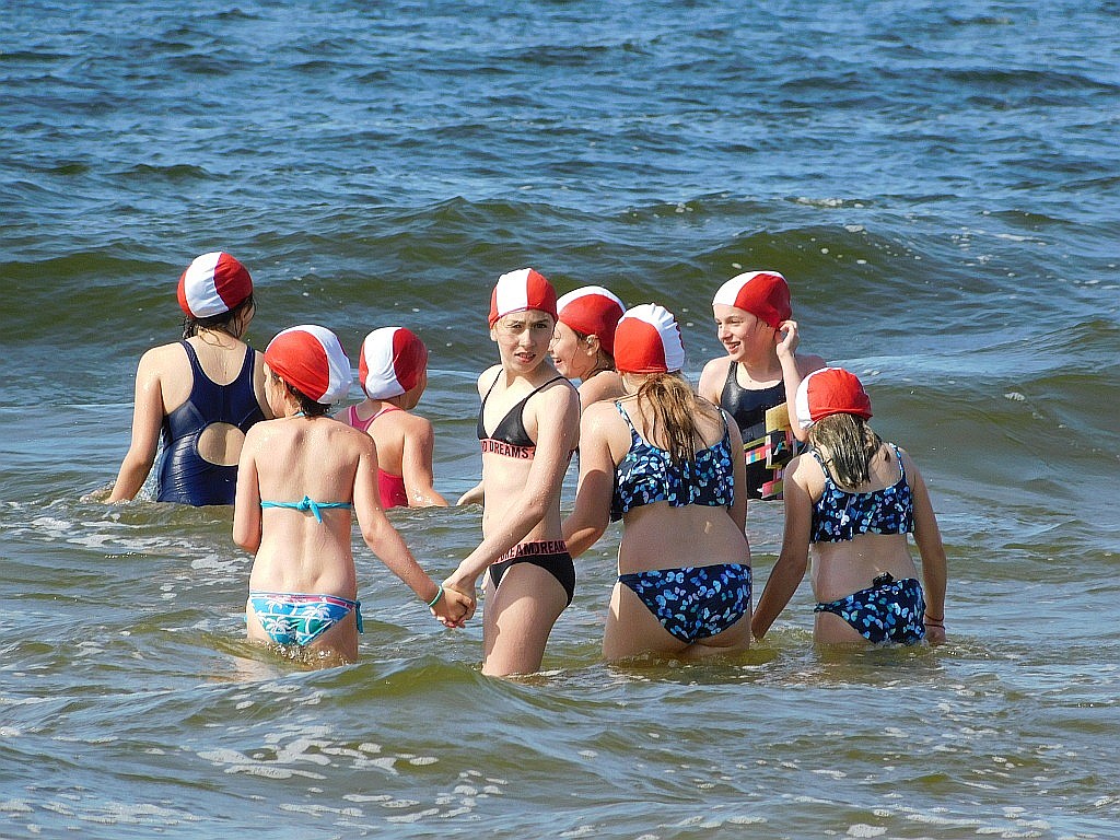 Kąpiele morskie i słoneczne na obozie Chomiak Event w Dźwirzynie