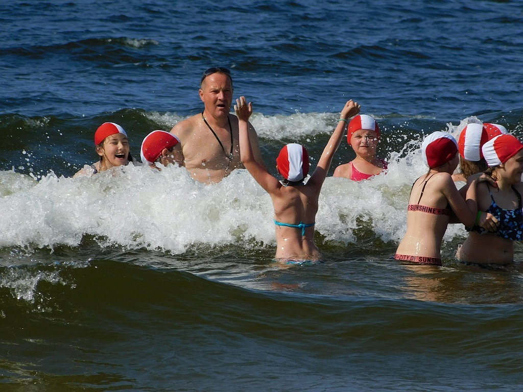 Kąpiele morskie i słoneczne na obozie Chomiak Event w Dźwirzynie