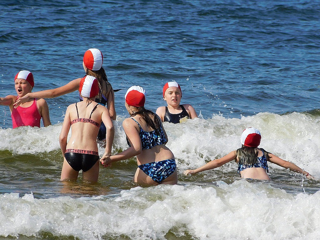 Kąpiele morskie i słoneczne na obozie Chomiak Event w Dźwirzynie