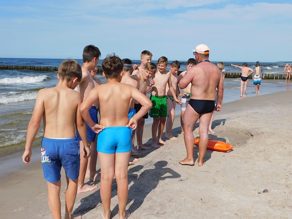 Kąpiele morskie i słoneczne na obozie Chomiak Event w Dźwirzynie