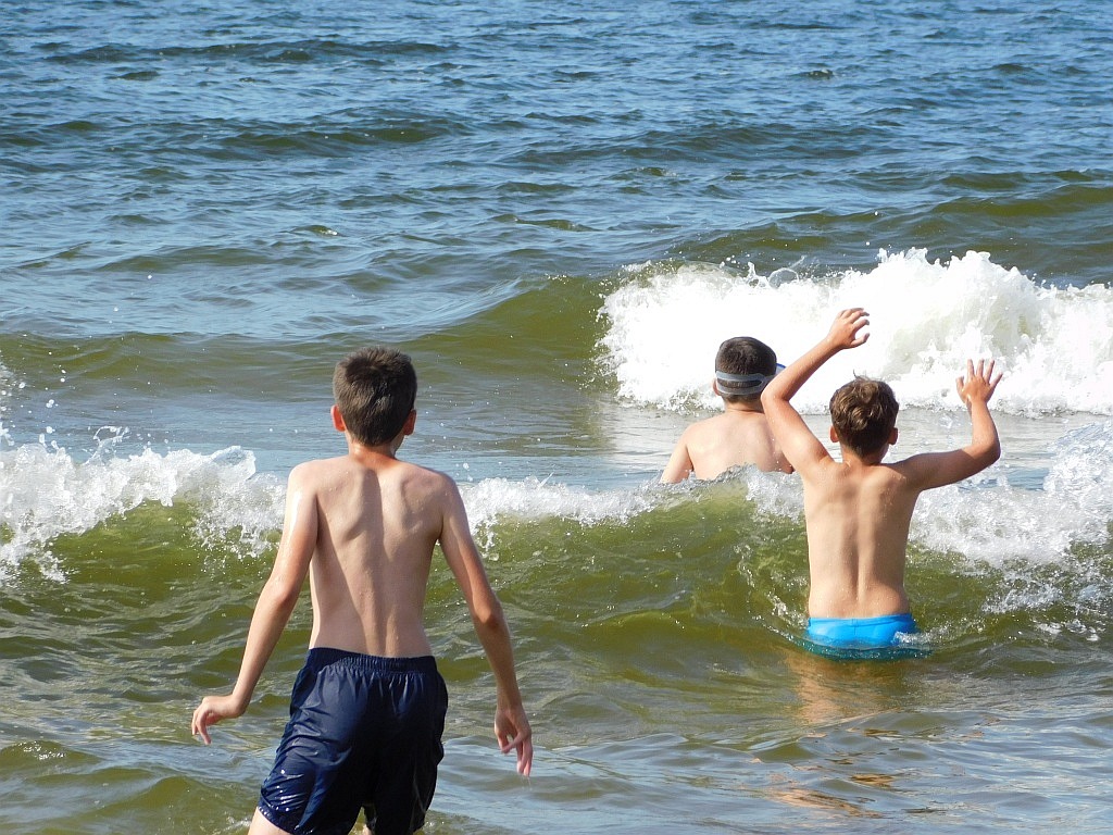 Kąpiele morskie i słoneczne na obozie Chomiak Event w Dźwirzynie