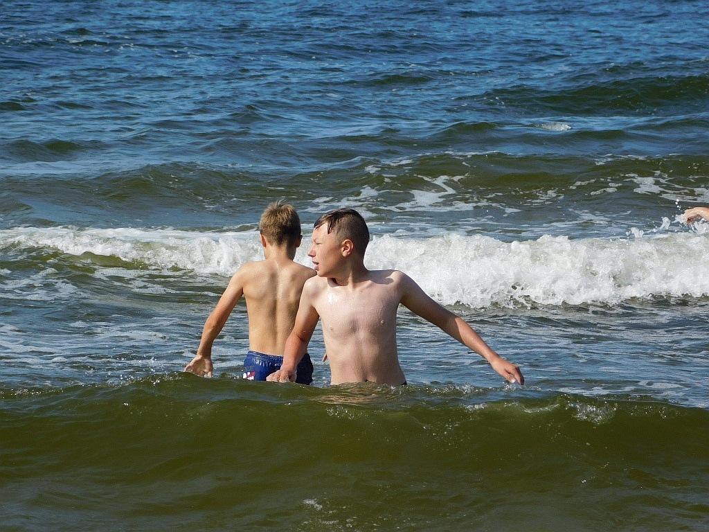 Kąpiele morskie i słoneczne na obozie Chomiak Event w Dźwirzynie