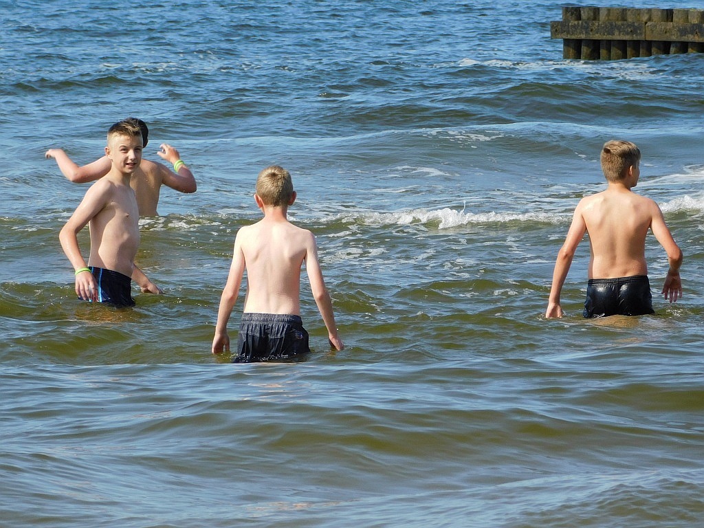 Kąpiele morskie i słoneczne na obozie Chomiak Event w Dźwirzynie