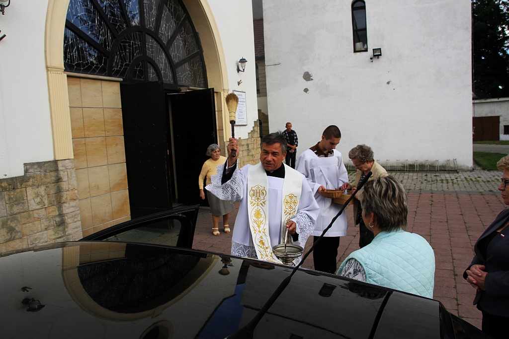 Święcenie pojazdów przed kościołem na legnickich piekarach