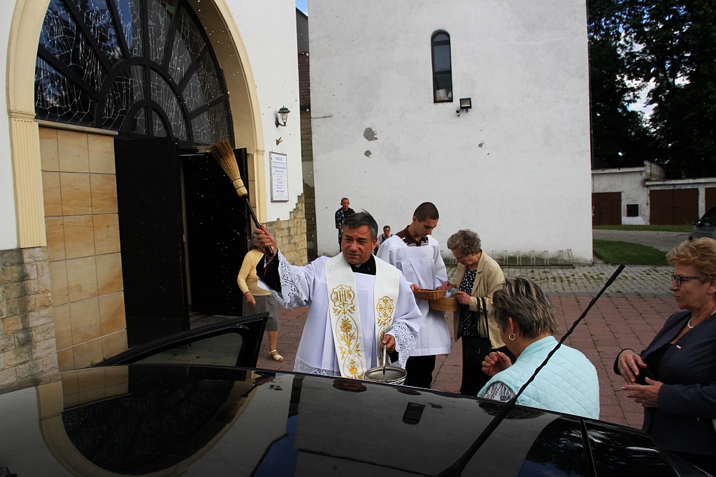 Święcenie pojazdów przed kościołem na legnickich piekarach