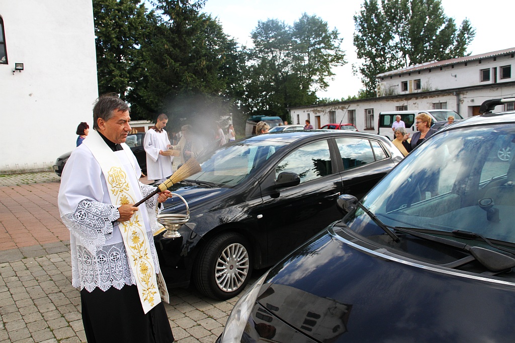 Święcenie pojazdów przed kościołem na legnickich piekarach