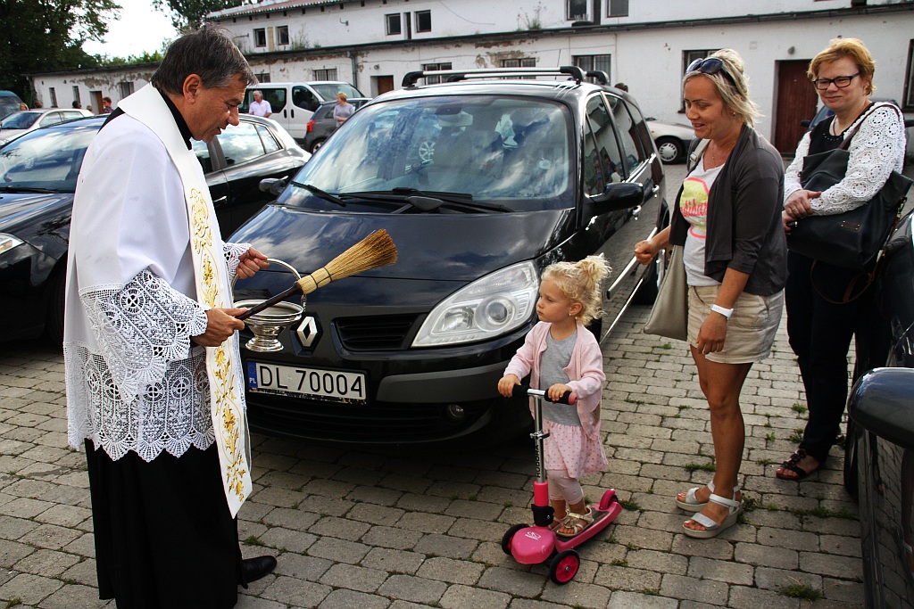 Święcenie pojazdów przed kościołem na legnickich piekarach