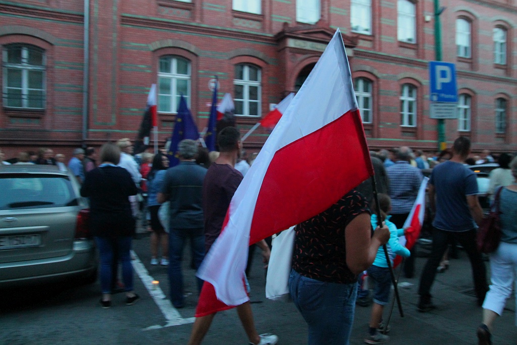Sto pięćdziesiąt osób przed sądem żądało trzeciego weta