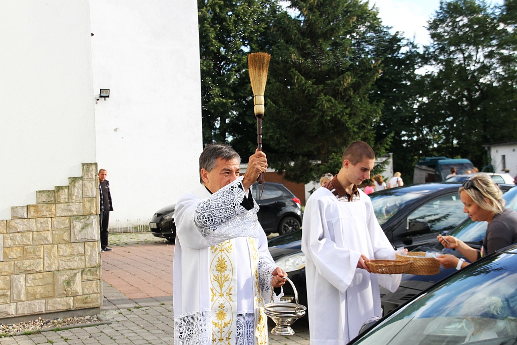 Święcenie pojazdów przed kościołem na legnickich piekarach