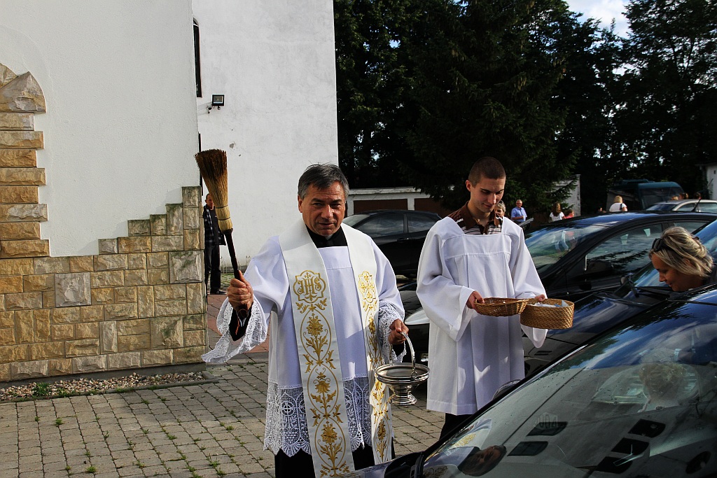Święcenie pojazdów przed kościołem na legnickich piekarach