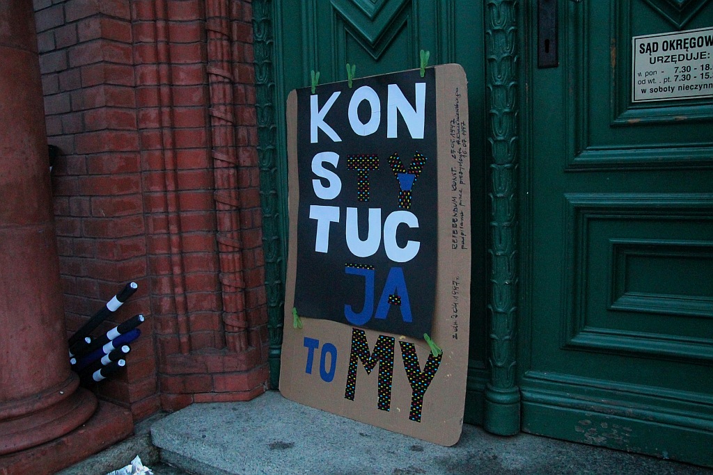 Sto pięćdziesiąt osób przed sądem żądało trzeciego weta