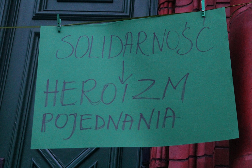 Sto pięćdziesiąt osób przed sądem żądało trzeciego weta