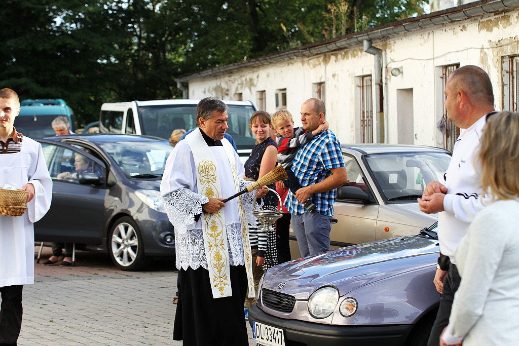 Święcenie pojazdów przed kościołem na legnickich piekarach