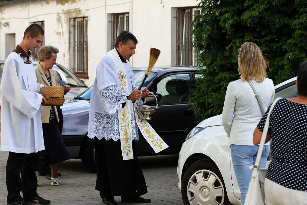 Święcenie pojazdów przed kościołem na legnickich piekarach