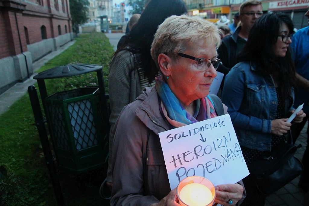 Sto pięćdziesiąt osób przed sądem żądało trzeciego weta