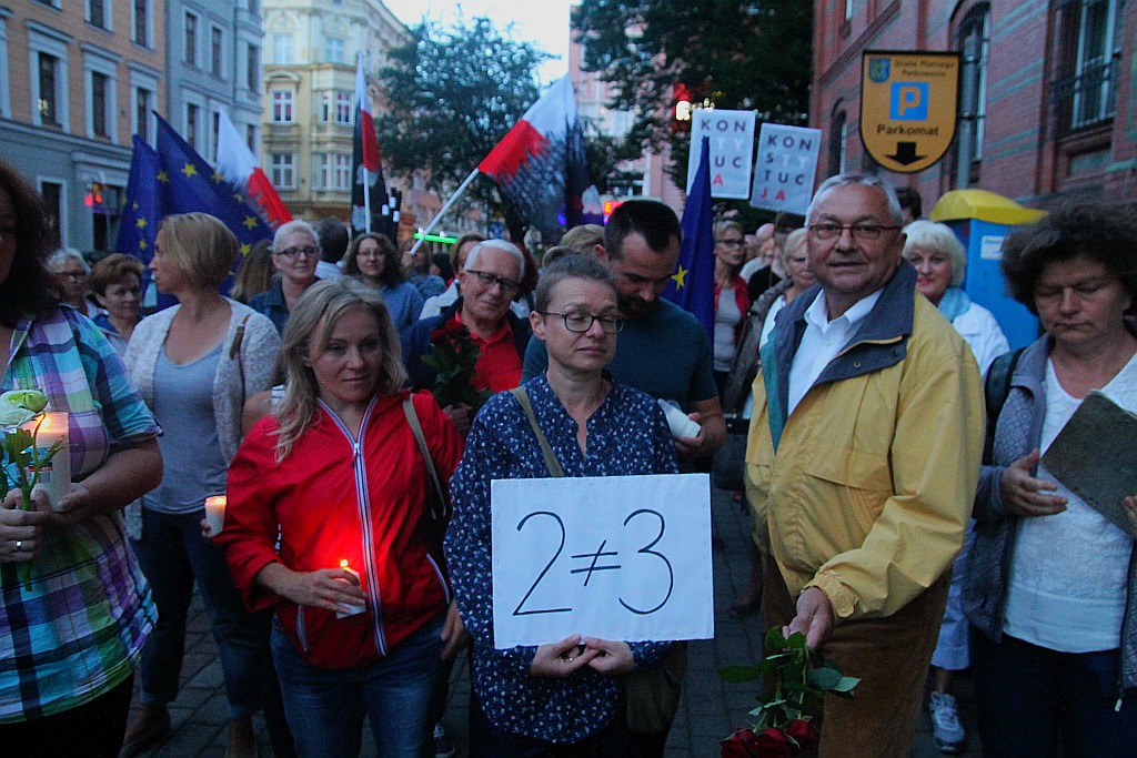 Sto pięćdziesiąt osób przed sądem żądało trzeciego weta