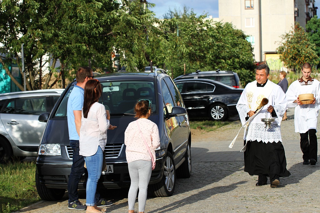 Święcenie pojazdów przed kościołem na legnickich piekarach