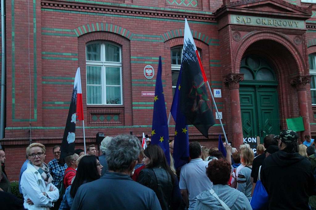 Sto pięćdziesiąt osób przed sądem żądało trzeciego weta
