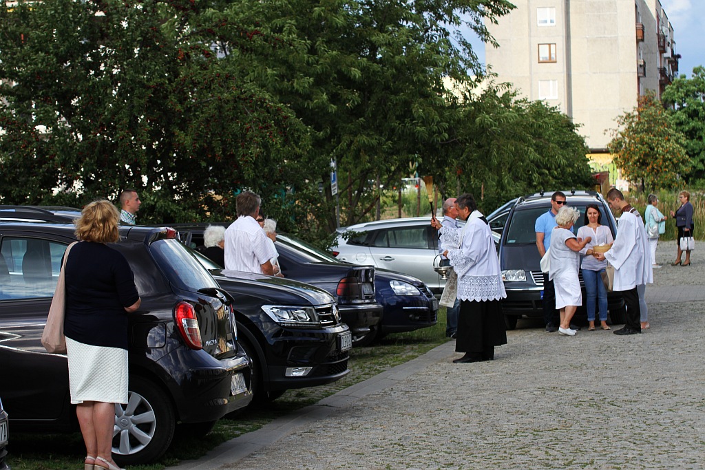 Święcenie pojazdów przed kościołem na legnickich piekarach