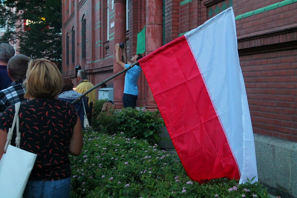 Sto pięćdziesiąt osób przed sądem żądało trzeciego weta