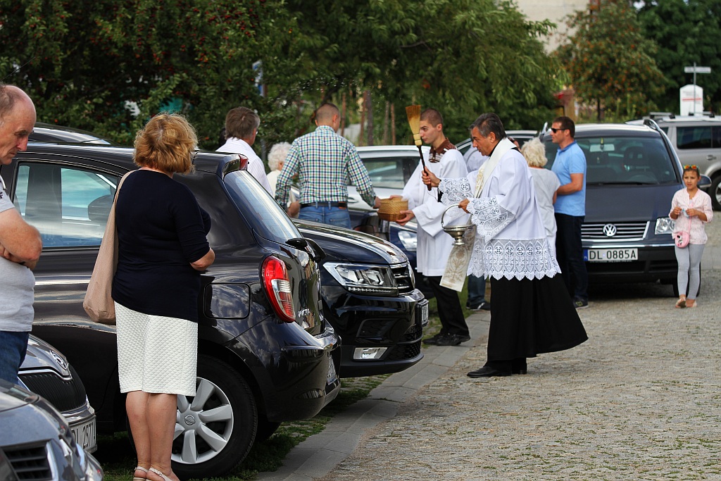 Święcenie pojazdów przed kościołem na legnickich piekarach