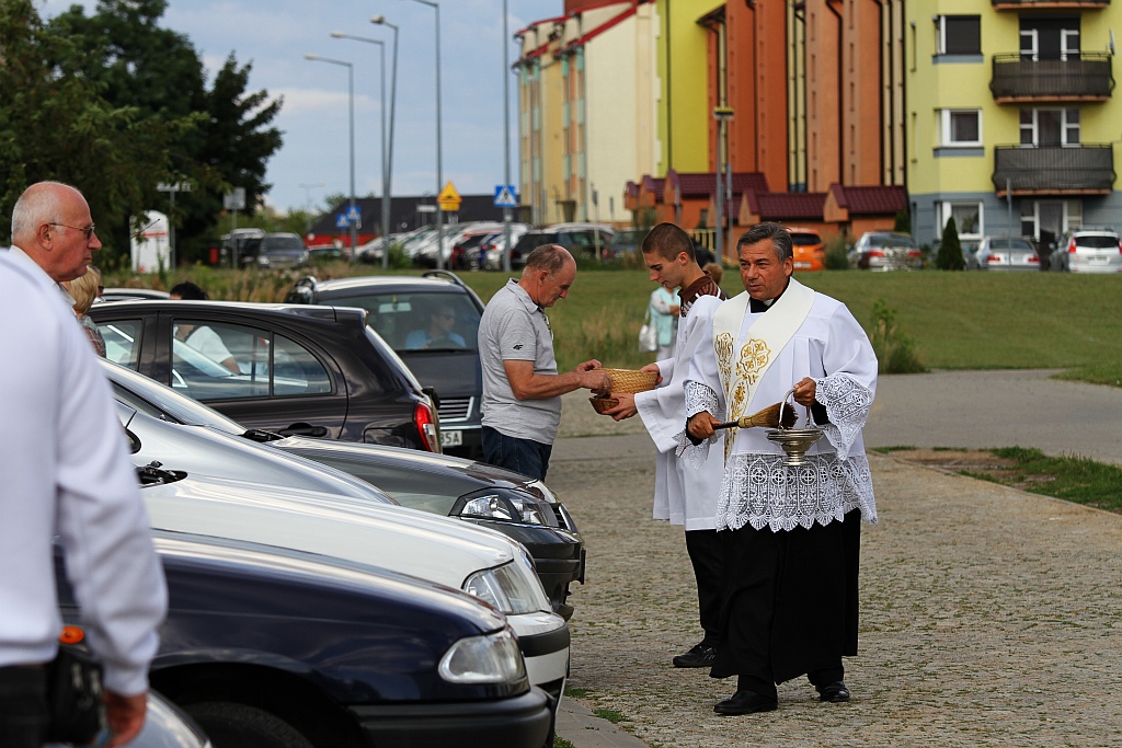 Święcenie pojazdów przed kościołem na legnickich piekarach