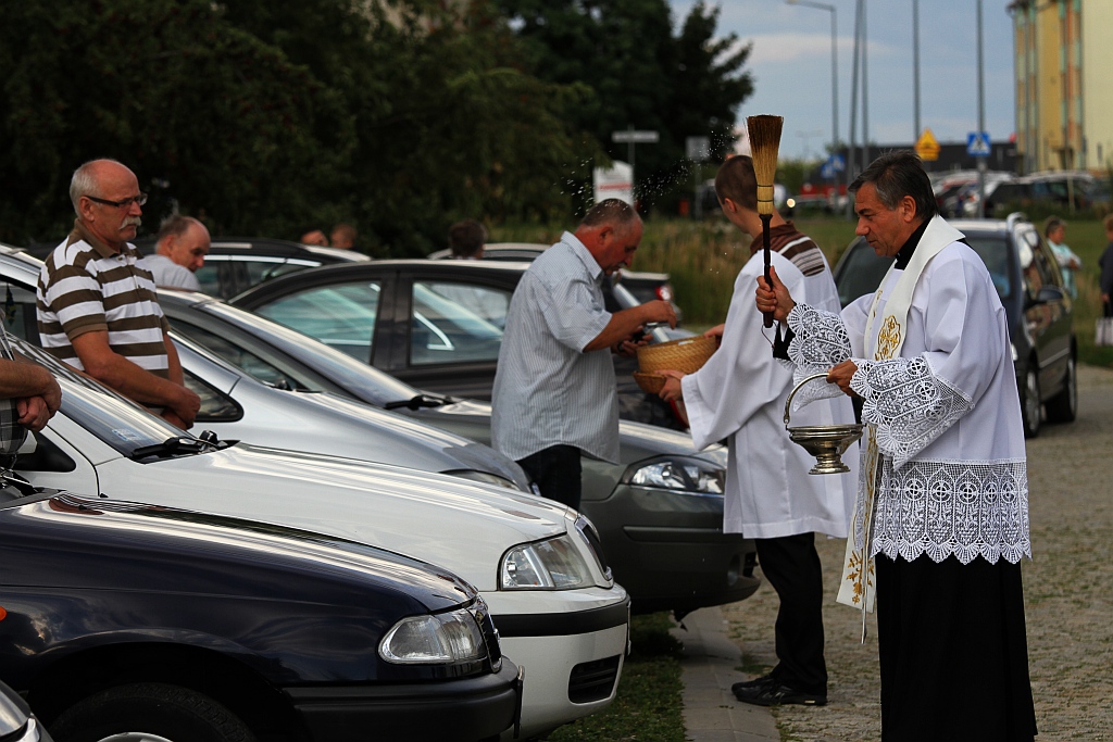 Święcenie pojazdów przed kościołem na legnickich piekarach