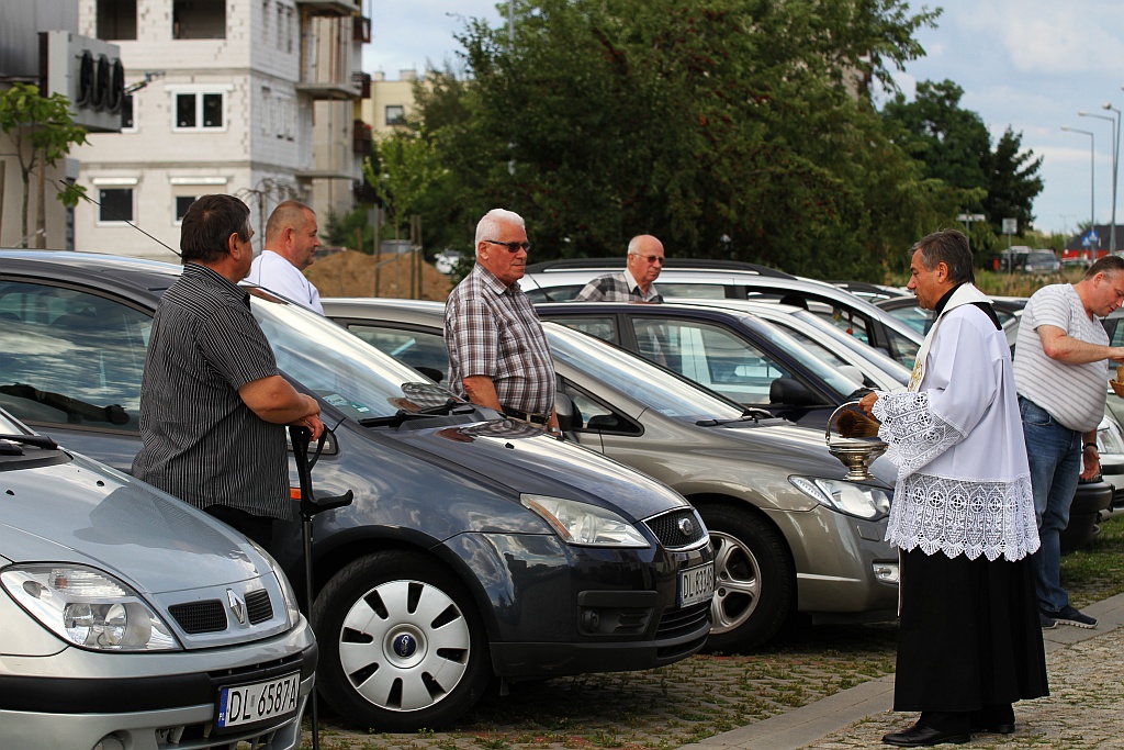 Święcenie pojazdów przed kościołem na legnickich piekarach