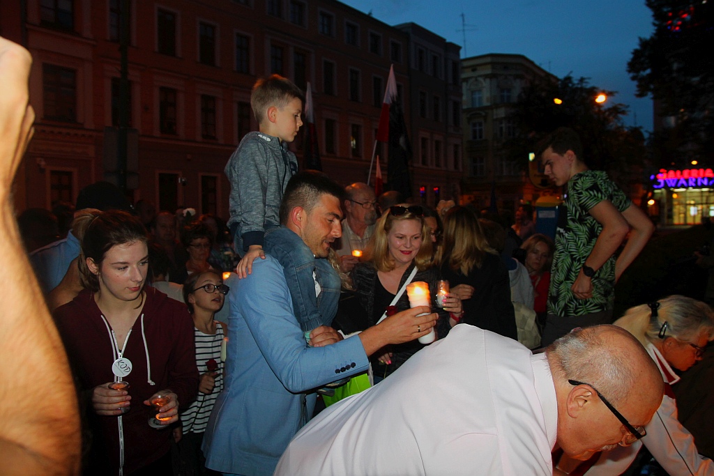 Sto pięćdziesiąt osób przed sądem żądało trzeciego weta