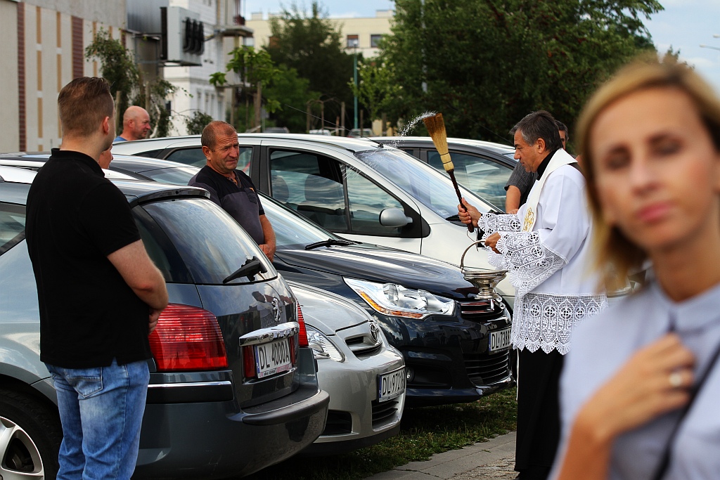 Święcenie pojazdów przed kościołem na legnickich piekarach