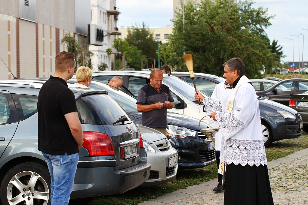 Święcenie pojazdów przed kościołem na legnickich piekarach