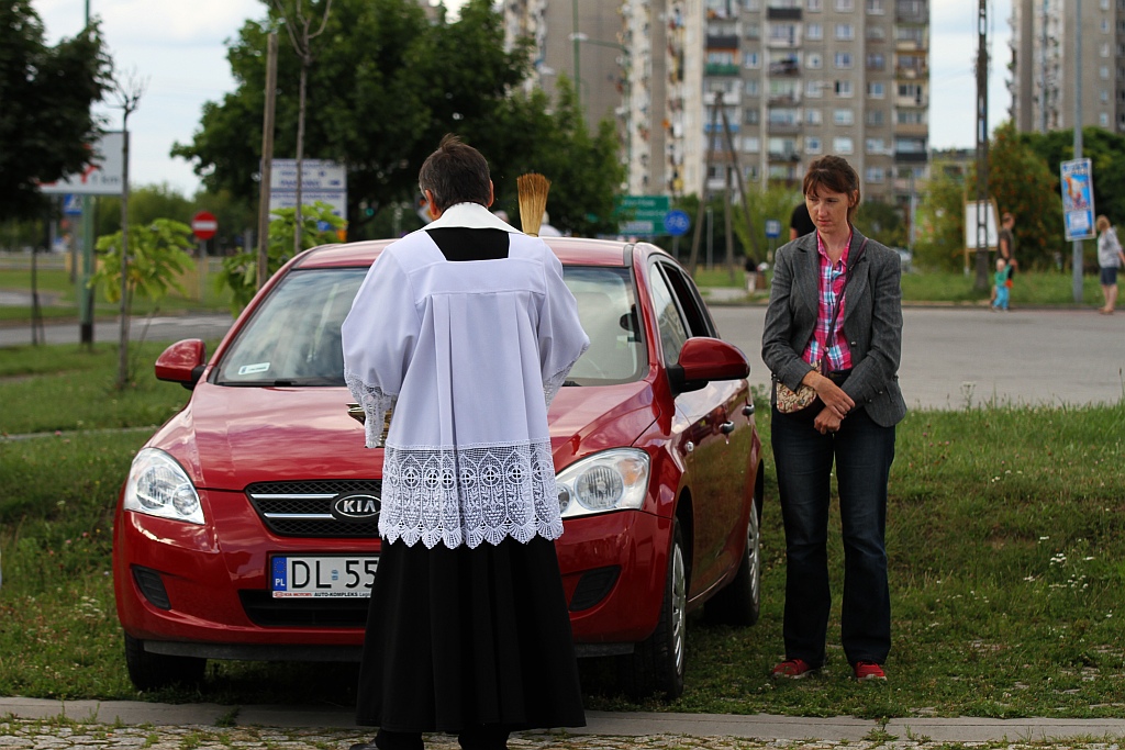Święcenie pojazdów przed kościołem na legnickich piekarach