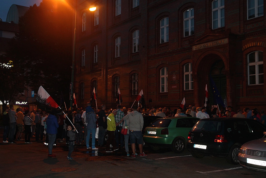 Sto pięćdziesiąt osób przed sądem żądało trzeciego weta