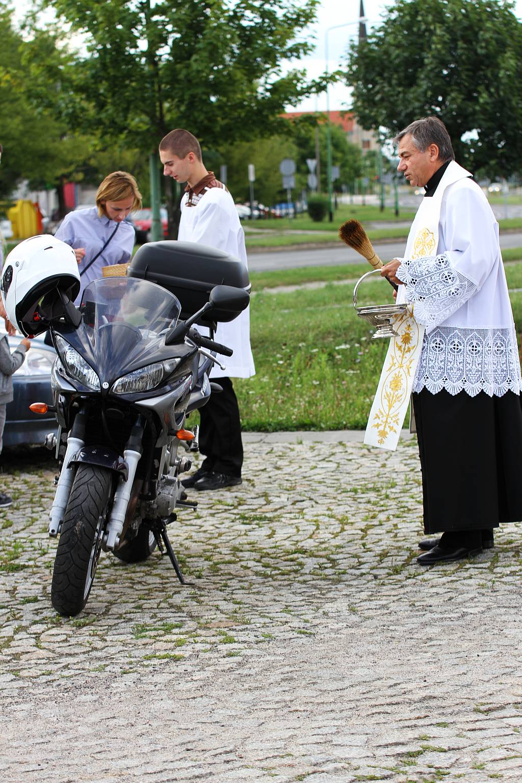 Święcenie pojazdów przed kościołem na legnickich piekarach