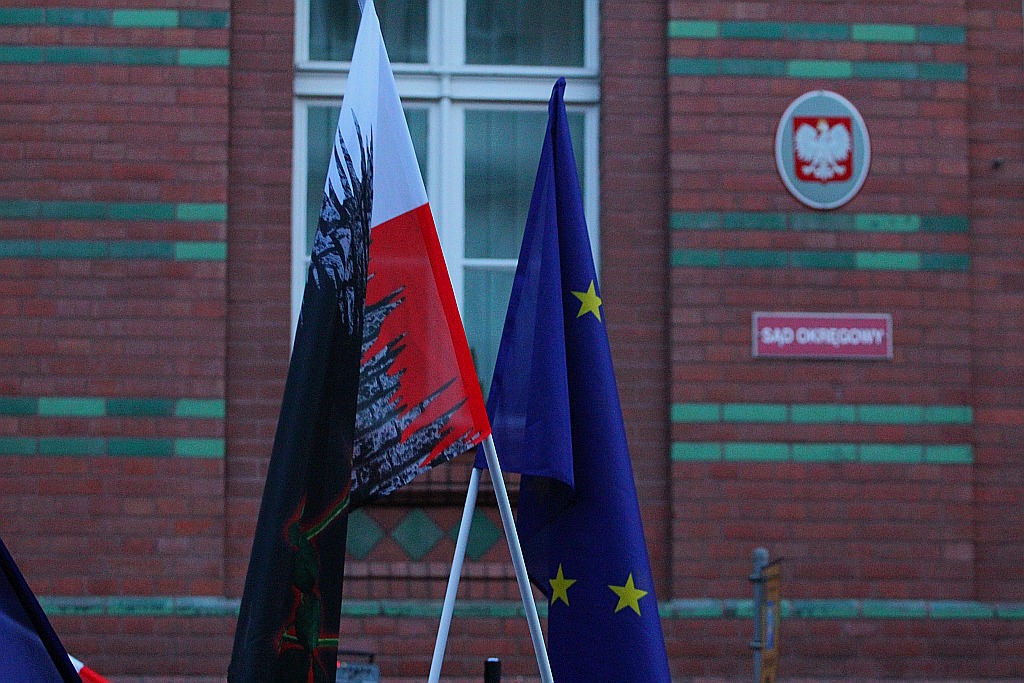 Sto pięćdziesiąt osób przed sądem żądało trzeciego weta