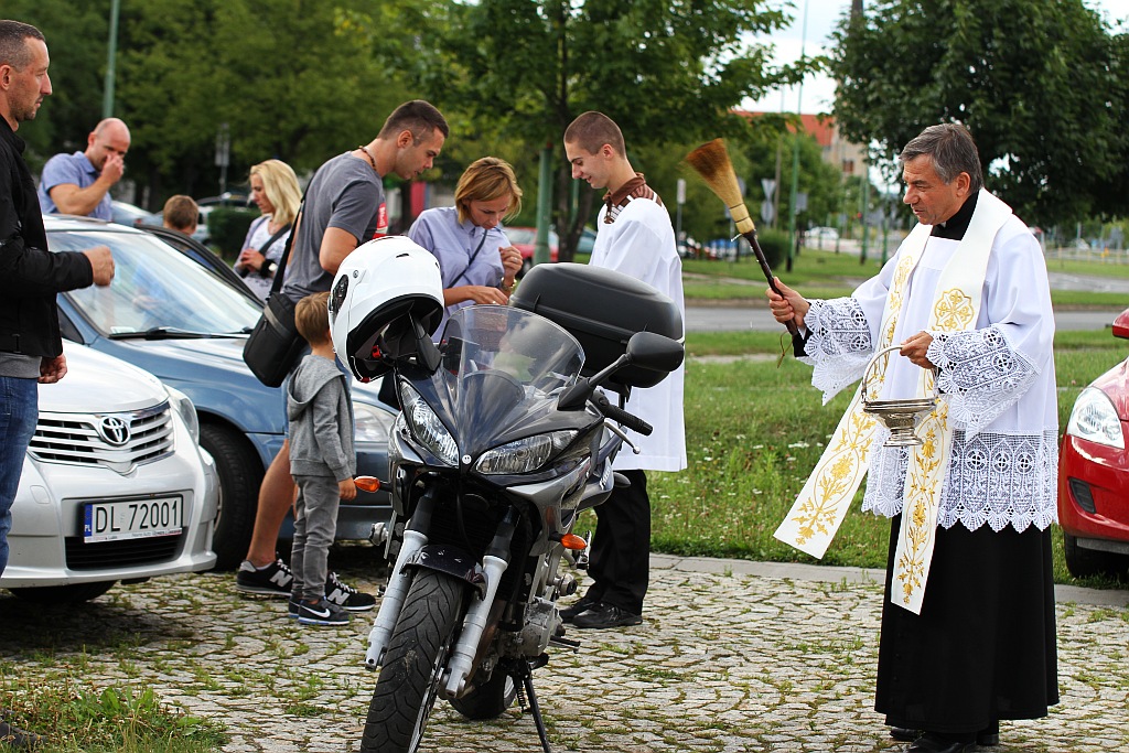 Święcenie pojazdów przed kościołem na legnickich piekarach