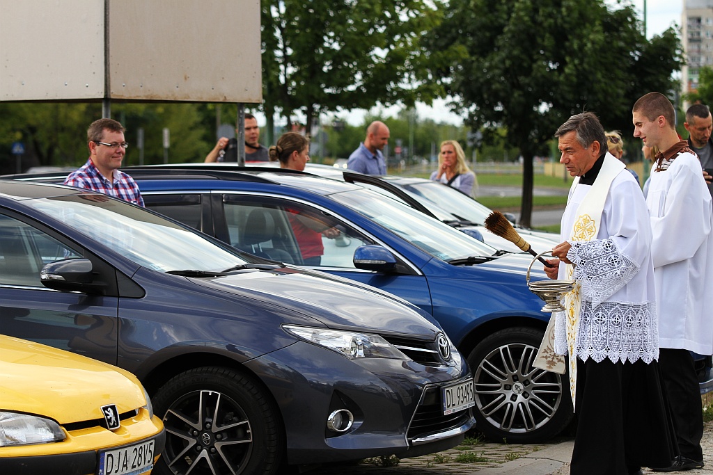 Święcenie pojazdów przed kościołem na legnickich piekarach