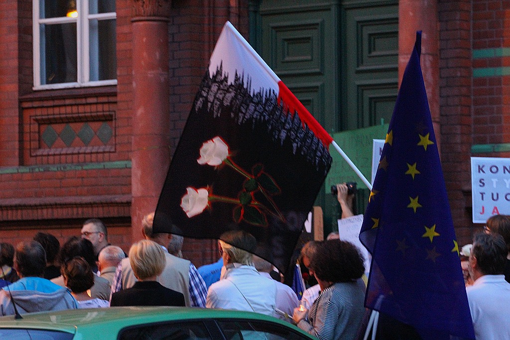 Sto pięćdziesiąt osób przed sądem żądało trzeciego weta