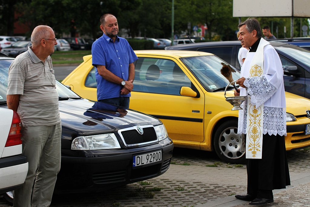Święcenie pojazdów przed kościołem na legnickich piekarach