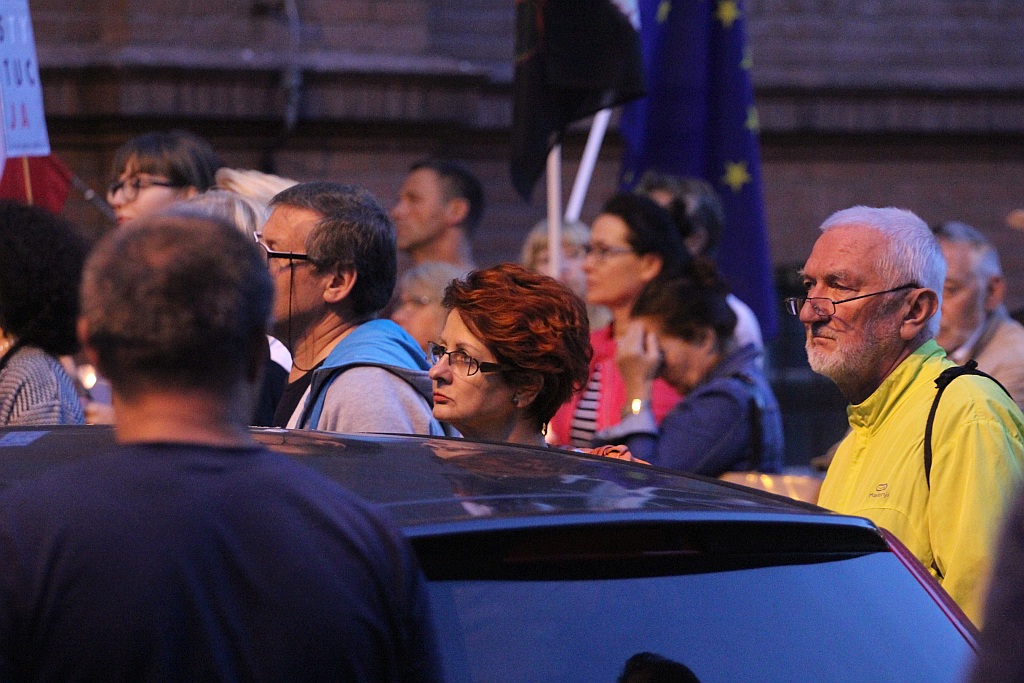 Sto pięćdziesiąt osób przed sądem żądało trzeciego weta