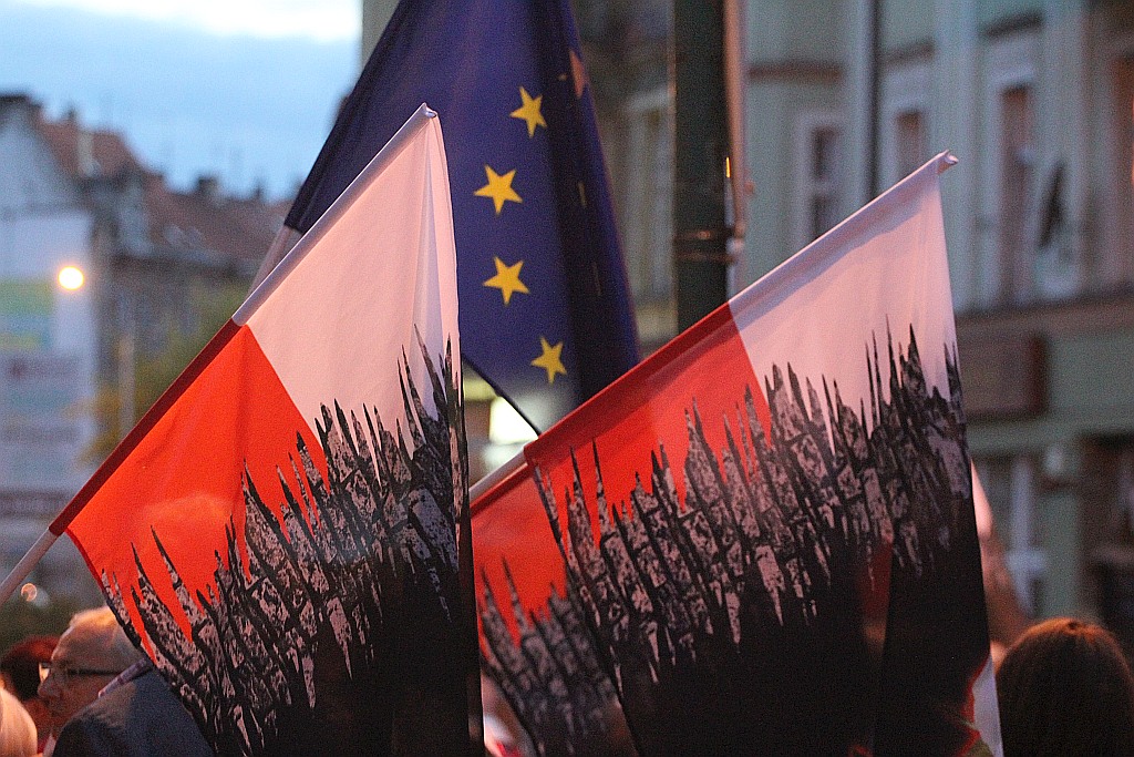 Sto pięćdziesiąt osób przed sądem żądało trzeciego weta