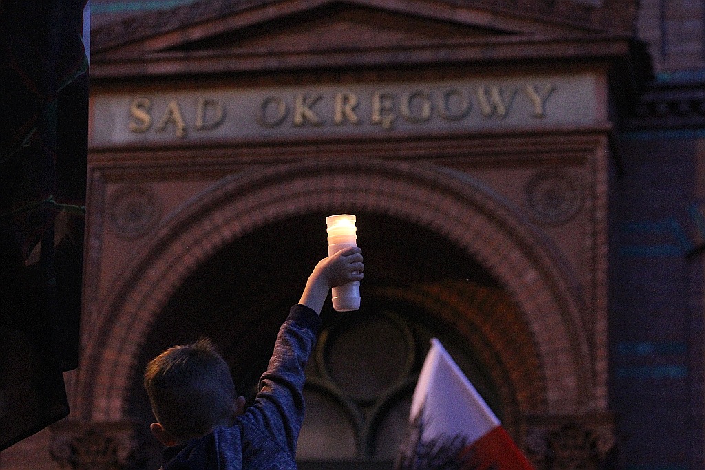 Sto pięćdziesiąt osób przed sądem żądało trzeciego weta