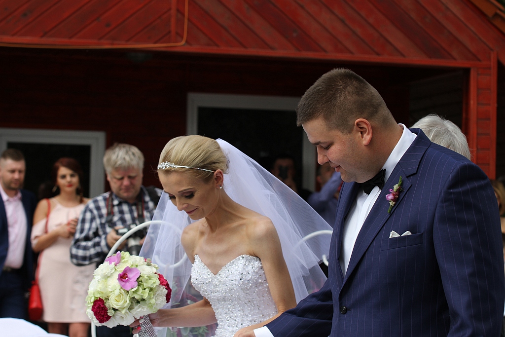 Wzięli ślub nad wodą zamiast w Urzędzie Stanu Cywilnego